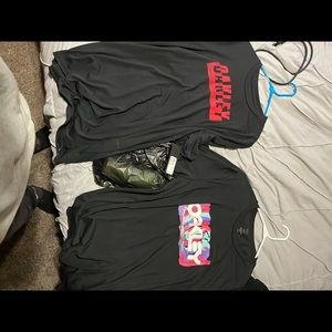 2 Oakley t-shirts